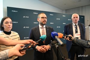 Regionalne Forum Przemysłu Zbrojeniowego w Gdyni. Na zdjęciu Eliza Zeidler, wiceminister aktyw&oacute;w państwowych, Jan Grabowski, wiceprezes zarządu PGZ oraz Mirosław Kamiński, prezes Pomorskiej Specjalnej Strefy Ekonomicznej. (fot. Łukasz Kamasz)Regionalne Forum Przemysłu Zbrojeniowego w Gdyni. Na zdjęciu Eliza Zeidler, wiceminister aktyw&oacute;w państwowych, Jan Grabowski, wiceprezes zarządu PGZ oraz Mirosław Kamiński, prezes Pomorskiej Specjalnej Strefy Ekonomicznej. (fot. Łukasz Kamasz)