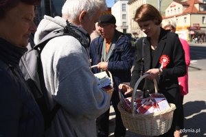 Wiceprezydent Gdyni Katarzyna Gruszecka-Spychała podczas akcji "Tydzień z biało-czerwoną flagą w Radiu Gdańsk" przed gdyńskim InfoBoxem / fot. Paweł Kukla