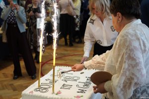 Urodzinowy tort z napisem: 80 lat SP 18 w Gdyni