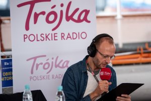 Plenerowe studia Polskiego Radia nadają z Gdyni przed „Lato z Radiem Festiwal”, fot. Dawid Linkowski