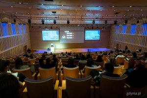 Prelekcja Piotra Buckiego. Ósma edycja konferencji Gdynia Kreatywna w PPNT Gdynia (fot. Kamil Złoch)