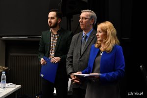 Rywalizującą w konkursie młodzież wspierali radni miasta: Elżbieta Sierżęga, Zenon Roda i Grzegorz Taraszkiewicz // fot. Michał Puszczewicz