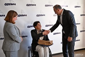 Prezydent Gdyni Aleksandra Kosiorek, wiceprezydent Tomasz Augustyniak i Anna Dobkowska &ndash; pełnomocnik prezydent Gdyni ds. os&oacute;b z niepełnosprawnościami podczas spotkania w Urzędzie Miasta Gdyni