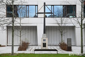 Nowe budynki Gdynia Waterfront i zabytkowy Krzyż Rybacki