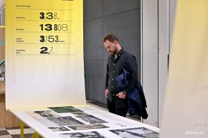 Radny Gdyni Norbert Anisowicz oglądający wystawę &bdquo;Gen 100 &ndash; gdyński kod wsp&oacute;lnoty&rdquo;