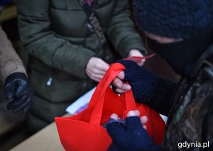 Akcja wydawania świątecznych paczek dla potrzebujących, fot. Kamil Złoch