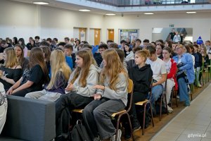 Młodzież uczestnicząca w kongresie &bdquo;Zdrowe Głowy&rdquo; zgromadzona na holu ZSSO w Gdyni 