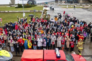 Wspólne zdjęcie wolontariuszy i osób zaangażowanych w organizację WOŚP. Na zdjęciu m.in.: prezydent Aleksandra Kosiorek, wiceprezydent Maciej Zielonka, przewodniczący Rady Miasta Gdyni Tadeusz Szemiot oraz radni miasta (fot. Karol Stańczak)