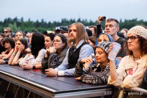 Uczestnicy festiwalu pod sceną gł&oacute;wną podczas jednego z koncert&oacute;w 
