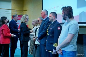 Wiceprezydent Gdyni Tomasz Augustyniak i dr hab. Marlena Robakowska &ndash; dyrektor Regionalnego Centrum Krwiodawstwa i Krwiolecznictwa w Gdańsku wręczający odznaki i legitymacje honorowym dawcom krwi z Gdyni 