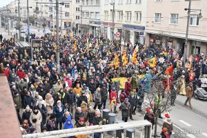 Uczestnicy Orszaku Trzech Króli idą ulicami miasta