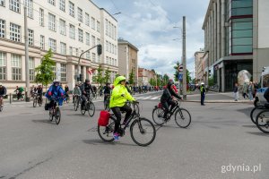 Spod Pomnika Polski Morskiej skierował się w ul. 10 Lutego, a następnie wjechał na ulicę Władysława IV 