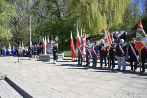 Posterunek honorowy i poczty sztandarowe stojące przy pomniku Konstytucji 3 Maja przy ul. Słowackiego podczas uroczystości z okazji Narodowego Święta Konstytucji 3 Maja
