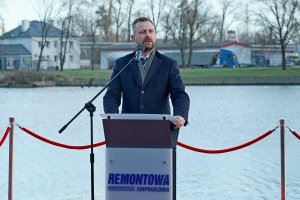 Minister obrony narodowej Władysław Kosiniak-Kamysz podczas uroczystości chrztu i wodowania okrętu ORP „Czajka” 