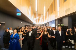 Polonez w wykonaniu maturzystek i maturzyst&oacute;w z ZSAE (fot. Paweł Budziński)