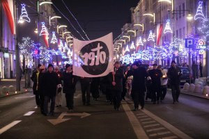 Wieczorne uroczystości upamiętniające ofiary Grudnia '70 - przemarsz pod pomnik // fot. Karol Stańczak
