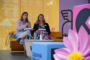 Od prawej: Julia Borzyszkowska i Aleksandra Łoboda z Fundacji Widzialne podczas prowadzenia debaty „(Trój)miasto dla wszystkich” na Przystanku Równość