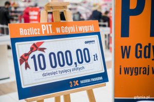 Jedna z nagród w loterii: Rozlicz PIT w Gdyni i wygraj 10 tysięcy złotych, 3 x nagroda finansowa