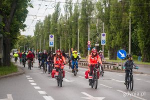 O bezpieczeństwo na trasie dbali ratownicy, a peleton zabezpieczała policja 