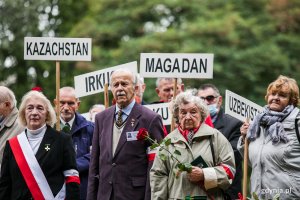 Niedzielne uroczystości z okazji Dnia Sybiraka przed pomnikiem „W hołdzie zesłańcom Sybiru” // fot. Karol Stańczak