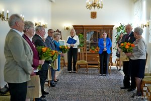 Prezydent Aleksandra Kosiorek i Agata Lipińska - zastępczyni kierownika Urzędu Stanu Cywilnego w Gdyni wraz z jubilatami podczas uroczystości