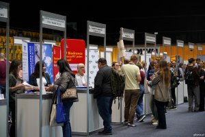 Uczestnicy Targ&oacute;w Pracy przy r&oacute;żnych stanowiskach