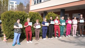 Grupa os&oacute;b z napisami w ręku