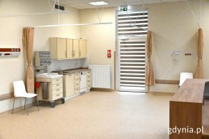 Nowe pomieszczenie rejestracji pacjenta z meblami