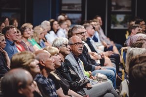 Piątkowy koncert w sali koncertowej Portu Gdynia - Orkiestra Symfoniczna Filharmonii Bałtyckiej pod batutą Massimiliano Caldiego oraz z Magdaleną Bojanowicz na wiolonczeli, fot. Tomasz Kamiński