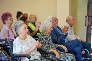 Społeczność Domu Pomocy Społecznej w Gdyni podczas uroczystości z okazji 91. urodzin Przemysława Dyakowskiego 