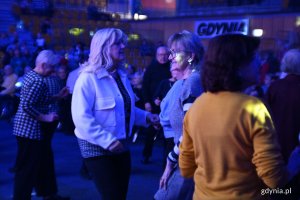 Hala Polsat Plus Arena Gdynia, niebieskie światło, tańczący seniorzy