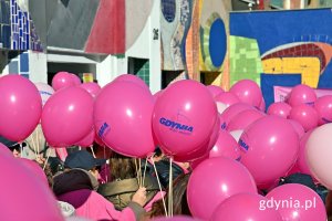 Uczestnicy Marszu Różowej Wstążki z różowymi balonami w rękach