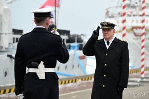 wiceadm. Jarosław Ziemiański, inspektor Marynarki Wojennej, odbierający meldunek podczas oficjalnych uroczystości z okazji 100. rocznicy nadania Gdyni praw miejskich