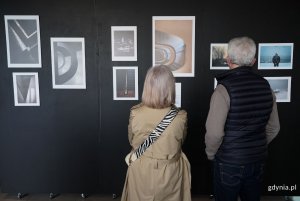 Wernisaż wystawy &bdquo;100x100&rdquo; (fot. Magdalena Starnawska)