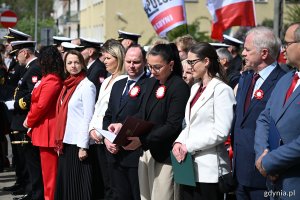 Od lewej: radne miasta Larysa Kramin i Monika Strzałkowska, poseł Rafał Siemaszko, Beata Koniarska - radna Sejmiku Województwa Pomorskiego, posłanka Wioleta Tomczak, senator Sławomir Rybicki i wojewoda pomorski Emil Rojek podczas uroczystości z okazji Święta Narodowego Trzeciego Maja