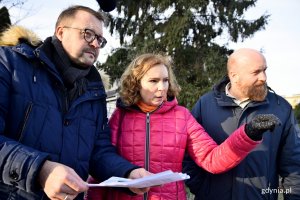 Wiceprezydent ds. rozwoju Marek Łucyk, Hanna Niedźwiecka-Pasternak (zastępca naczelnika Wydziału Ogrodnika Miasta) i Taddeusz Schenk (naczelnik Wydziału Ogrodnika Miasta) przy ogrodzie deszczowym/fot. Paweł Kukla