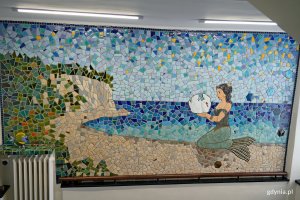 Mozaika z 2025 roku na jednej ze ścian Specjalistycznej Przychodni Lekarskiej &bdquo;Śr&oacute;dmieście&rdquo;