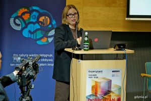Wiceprezydentka Gdyni Oktawia Gorzeńska przemawiająca podczas otwarcia konferencji „Dobrostan w centrum uwagi”