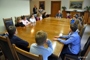 Czwartoklasiści ze Szkoły Podstawowej nr 21 spotkali się z Wojciechem Szczurkiem, prezydentem Gdyni // fot. Marcin Mielewski