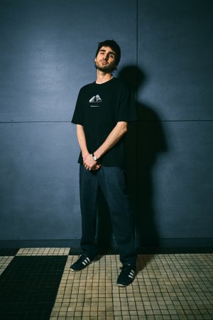 W kolekcji marki Diverse znalazły się między innymi T-shirty. Model prezentuje koszulkę na tle przestrzeni Muzeum Emigracji w Gdyni