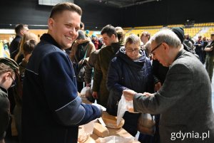 Po wspólnym posiłku mieszkańcy otrzymali drobne upominki (fot. Magdalena Starnawska)