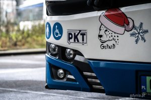 Przyozdobiony świątecznie trolejbus, który będzie przez najbliższe dni woził pasażerów na liniach ZKM Gdynia (fot. Kamil Złoch)
