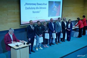 Odznaczeni honorowi dawcy krwi z Wejherowa wraz z dr hab. Marleną Robakowską &ndash; dyrektor Regionalnego Centrum Krwiodawstwa i Krwiolecznictwa w Gdańsku i Iwoną Piastowską &ndash; sekretarz miasta Wejherowa podczas gali w PPNY Gdynia