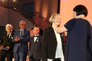 Prof. dr hab. Maria Jolanta Sołtysik odbiera Srebrny Medal "Zasłużony Kulturze-Gloria Artis", fot. P. Kobek, Narodowy Instytut Dziedzictwa