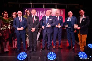 Tegoroczni laureaci z nagrodami. Na zdj. m.in. Jacek Sadaj, prezes zarządu Morskiego Portu Gdynia i Marek Kiersnowski, dyrektor zarządzający Stena Line Polska
