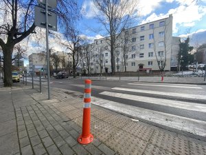 Słupki wygrodziły rejon chodnika i zieleńca poprawiając widoczność w obrębie skrzyżowania // fot. ZDiZ