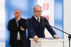 Mężczyzna w garniturze z mikrofonem
