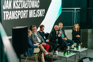 Uczestnicy debaty „Jak kształtować transport miejski?” (od prawej): Kamila Sotomska – liderka ds. polityki publicznej, CEE z Ubera, Mariusz Wiśniewski – zastępca prezydenta Poznania, Bartłomiej Austen – wiceprezydent Gdyni, Franciszek Sterczewski – poseł z Koalicji Obywatelskiej i Jakub Giza – dyrektor ds. rozwoju systemów rowerowych. Po lewej: Roch Kowalski – dziennikarz Polskiego Radia 