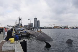 Na pierwszym planie niemiecki okręt podwodny typu 212A „U31" w Gdyni, fot. Michał Kowalski
