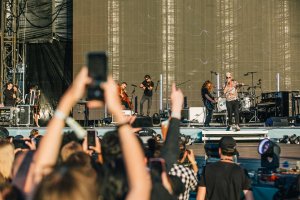 OneRepublic podczas koncertu na Open'er Festivalu 2023. Na pierwszym planie publiczność zgromadzona przed sceną // fot. Dominika Scheibinger